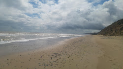Foto di Tinnaberna Beach circondato da montagne
