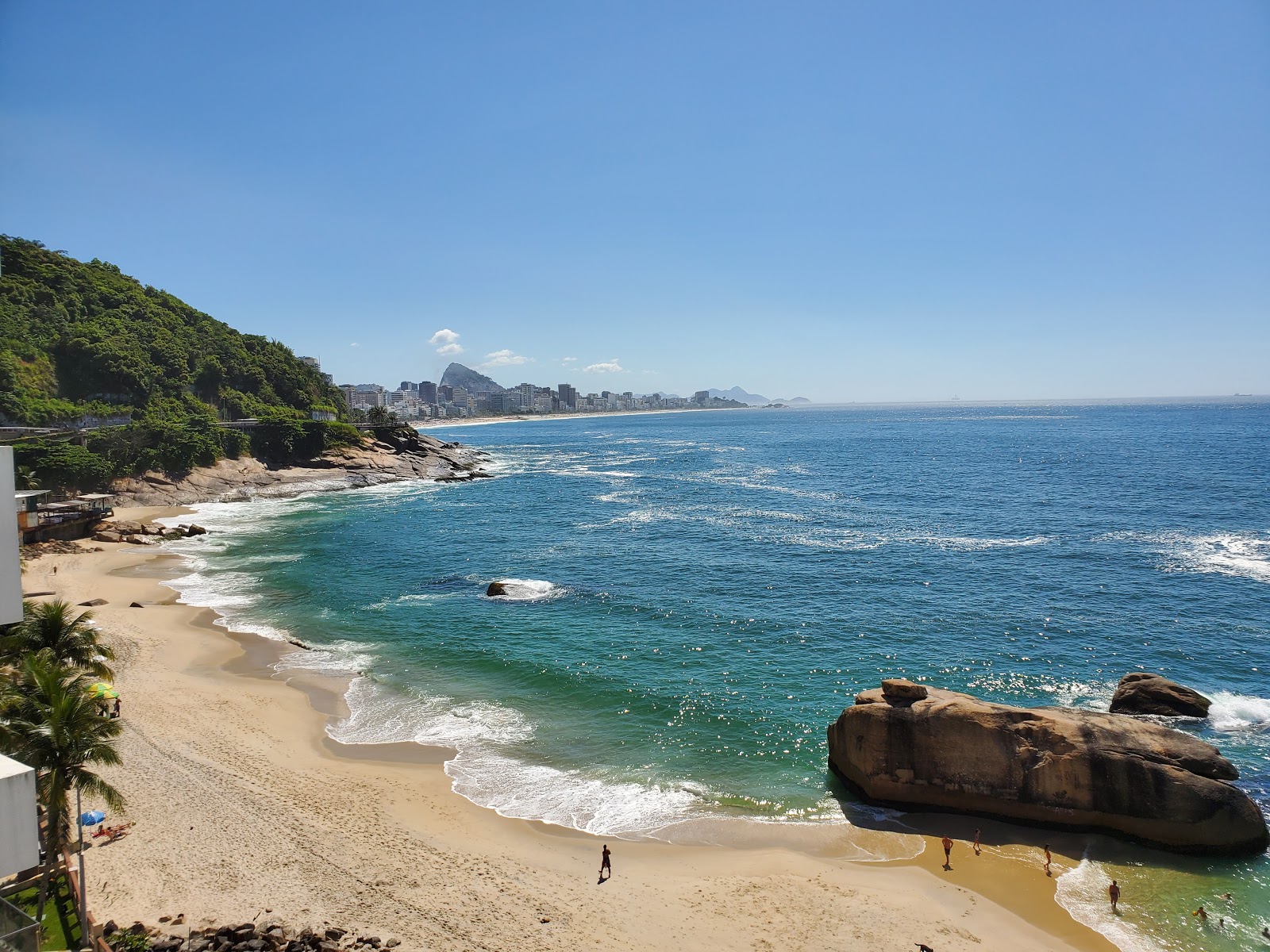 Foto van Praia do Vidigal omringd door bergen