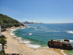 Praia do Vidigal'in fotoğrafı dağlarla çevrili
