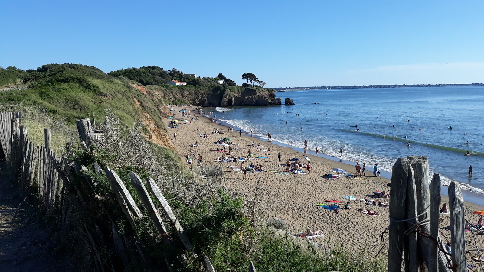 Zdjęcie Gohaud beach z powierzchnią jasny piasek