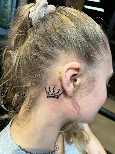 Explore daisy flower tattoo ideas, creative tattoo ideas in Lakeland, available at Lyons Den Tattoo Company