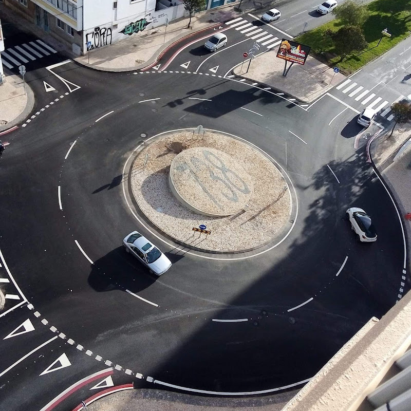 Rotunda Av. Calouste Gulbenkian Com Rua do Alportel