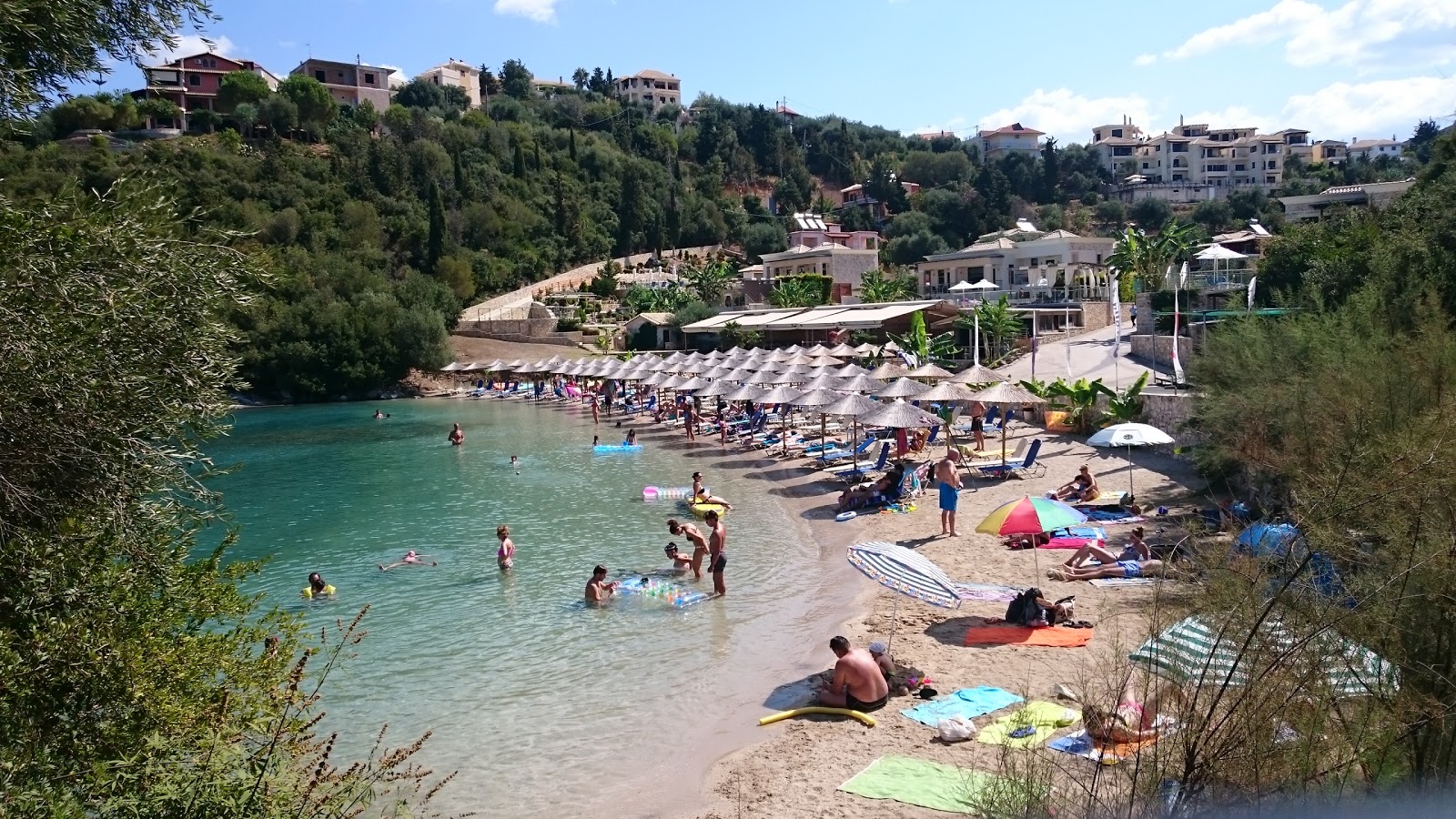 Foto von Karvouno beach mit reines grünes wasser Oberfläche