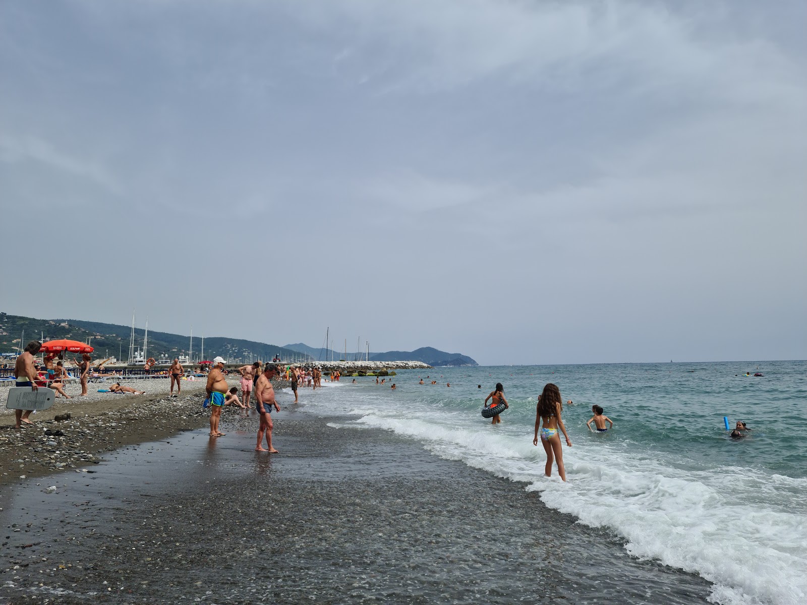 Foto av Spiaggia Tito Groppo med harmaa hiekka ja kivi yta