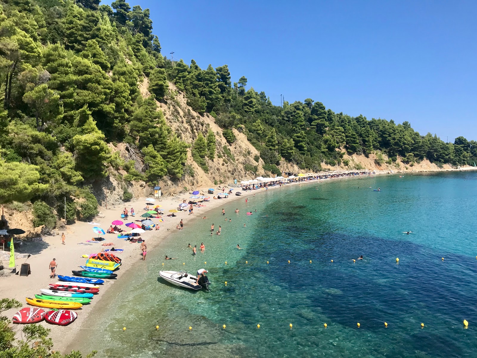 Foto di Stafilos beach con una superficie del ciottolo fine scuro