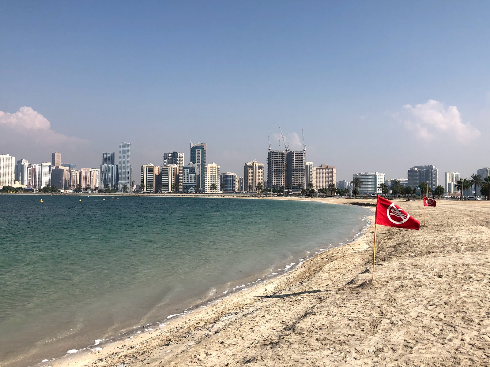 Fotografie cu Al Mamzer Beach cu long bay