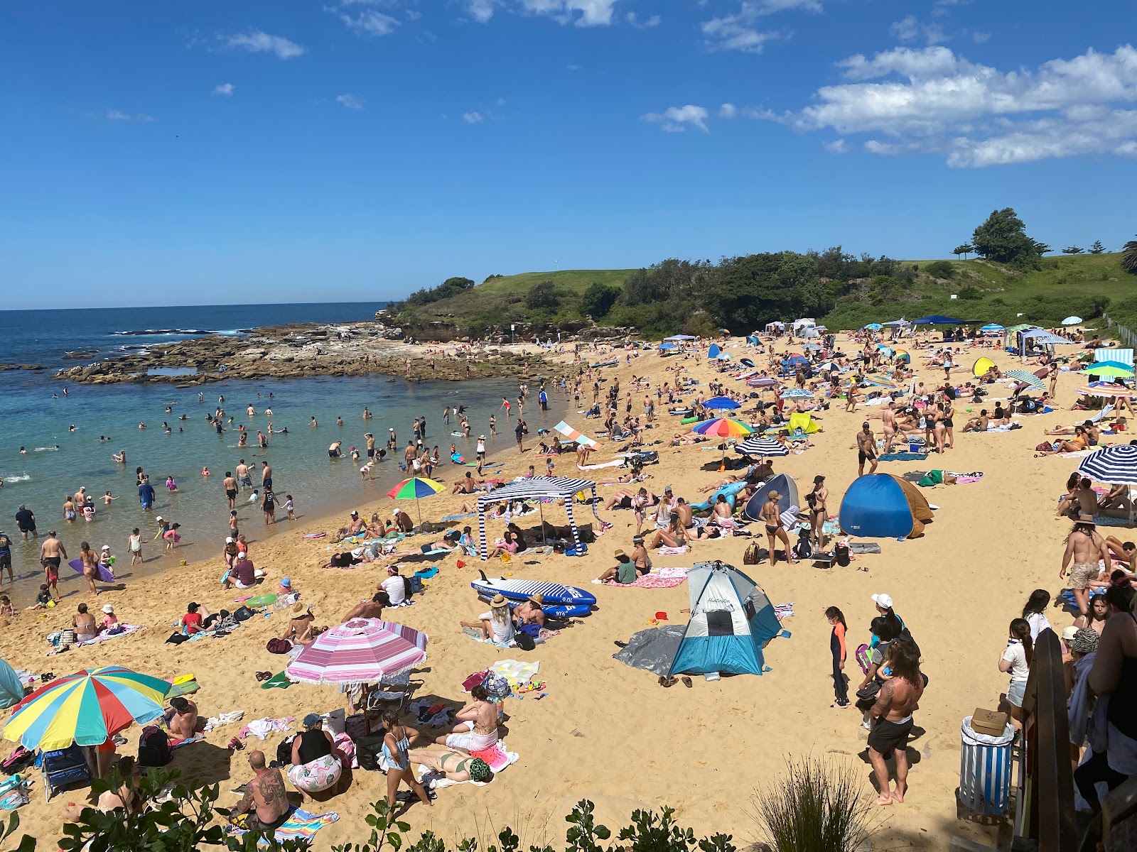 Foto de Little Bay Beach - lugar popular entre os apreciadores de relaxamento