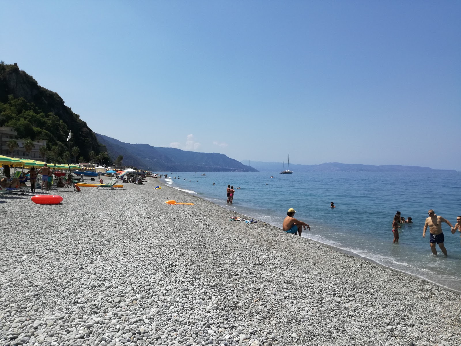 Foto av Favazzina beach med grå fin sten yta