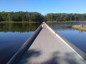 Uitkijk huisje fietsen door het water