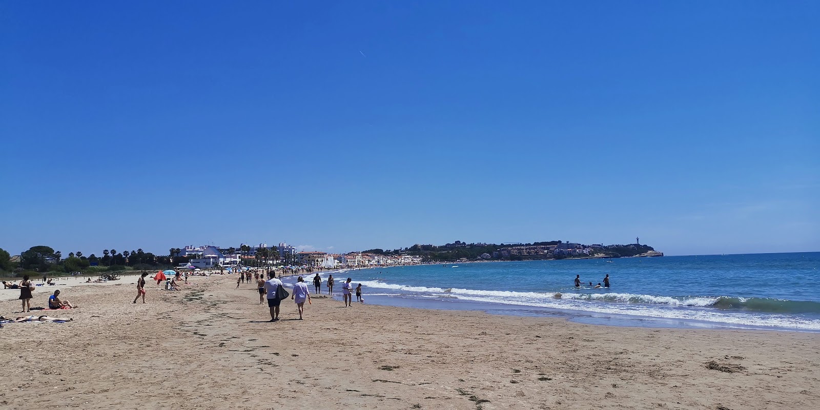 Foto von Tamarit Strand und die siedlung
