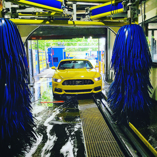 Wash N Roll Car Wash en Central Islip