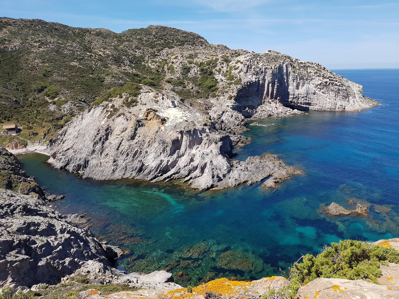 Fotografie cu Cala Vinagra cu o suprafață de apa pură turcoaz