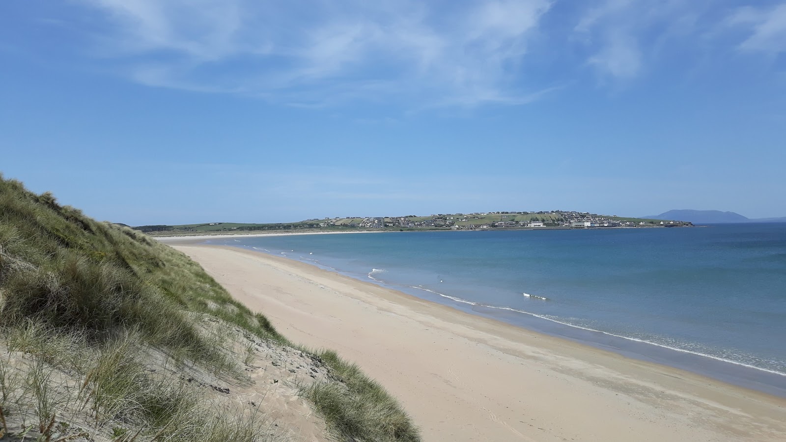 Photo de Mullaghmore Beach protégé par des falaises