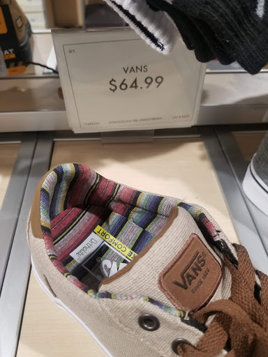 Shoe Store «DSW Designer Shoe Warehouse», reviews and photos, 8506 E 71st St, Tulsa, OK 74133, USA