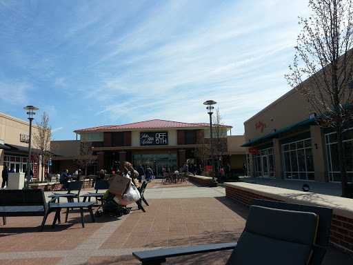 Department Store «Saks OFF 5TH», reviews and photos, 1650 Premium Outlet Blvd #1600, Aurora, IL 60502, USA
