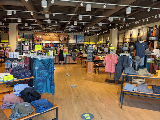 Clothing Store «Eddie Bauer Outlet», reviews and photos, 18501 Outlet Blvd #300, Chesterfield, MO 63005, USA
