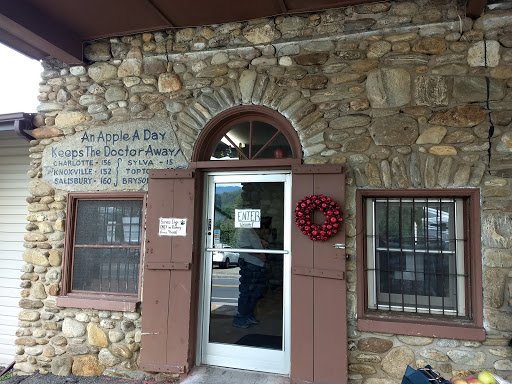 Produce Market «Barber Orchard Fruitstands Inc», reviews and photos, 2855 Old Balsam Rd, Waynesville, NC 28786, USA