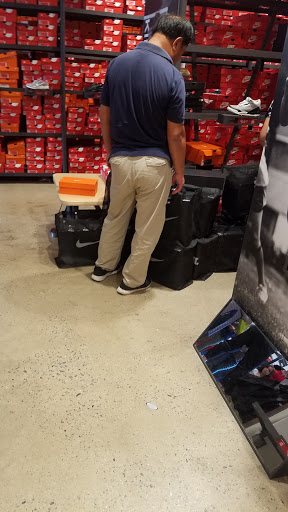 Clothing Store «Nike Factory Store», reviews and photos, 603 Stanley K Tanger Dr, Lancaster, PA 17602, USA