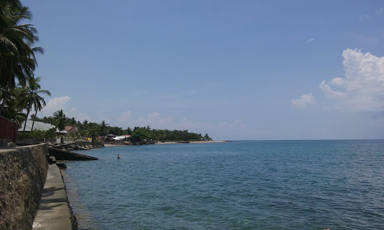 Foto av Ajong Beach med turkos rent vatten yta