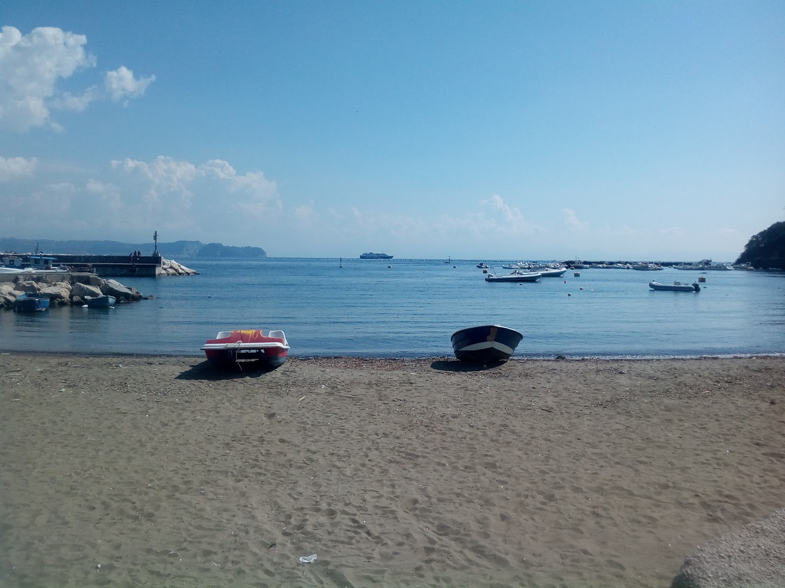 Foto von Marina grande beach mit viele kleine buchten