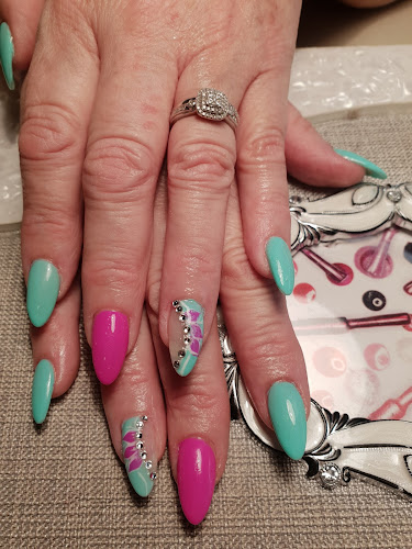 Lily's Nails & Beauty - Beauty salon