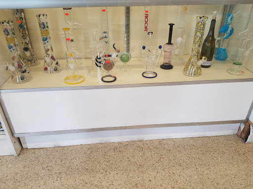 Home Goods Store «Puffys Smoke Shop», reviews and photos, 621 S Collins St, Plant City, FL 33563, USA
