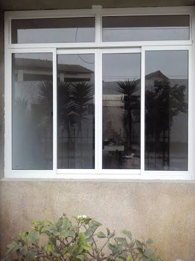 Puertas y ventanas de aluminio y vidrio JUBYOL