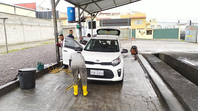 Opiniones de Lavadora y lubricadora "El Radiante" servicio de 7am a 7 pm en Quito - Servicio de lavado de coches