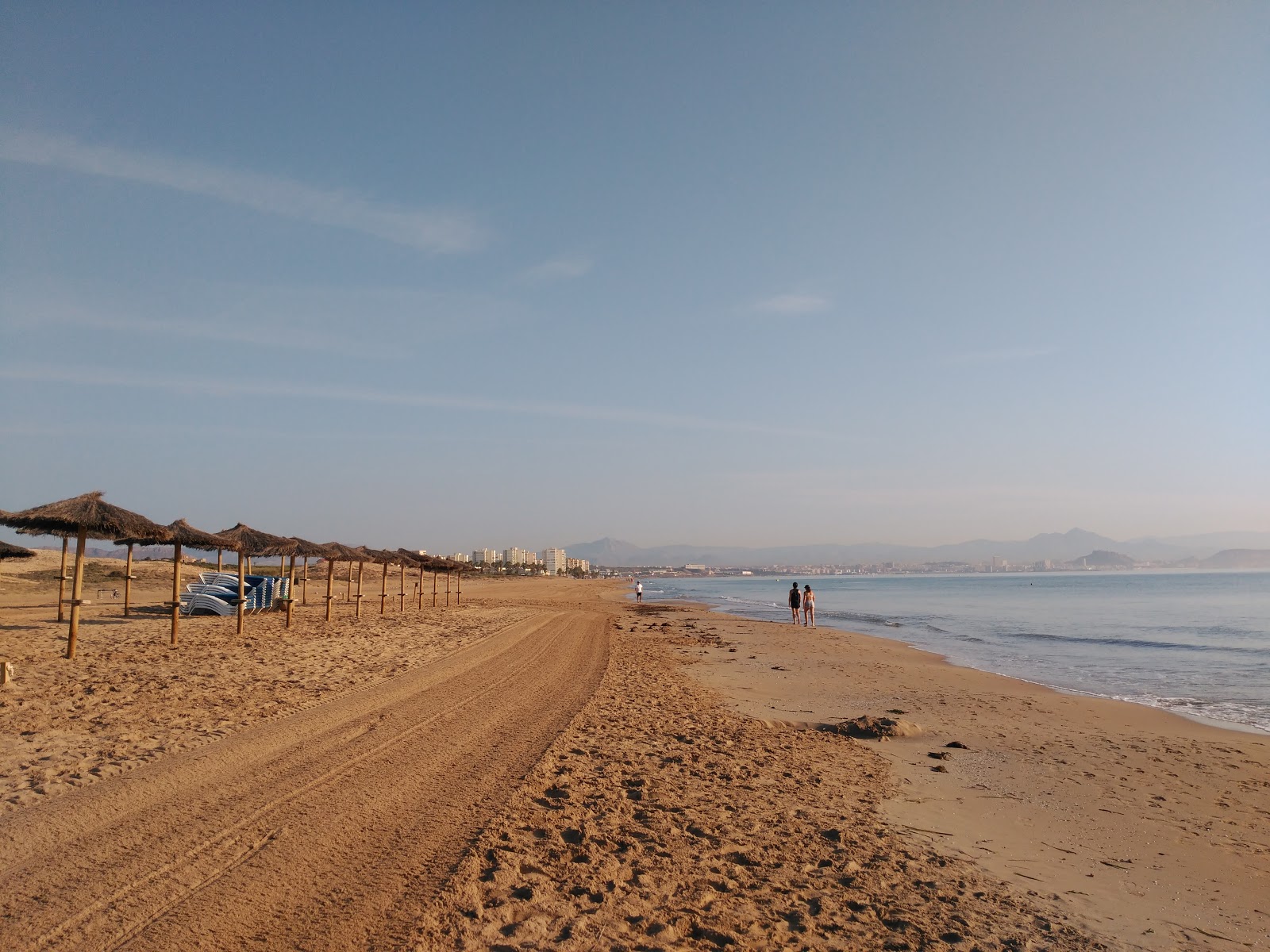 Photo de Libre de el Altet avec l'eau bleu de surface