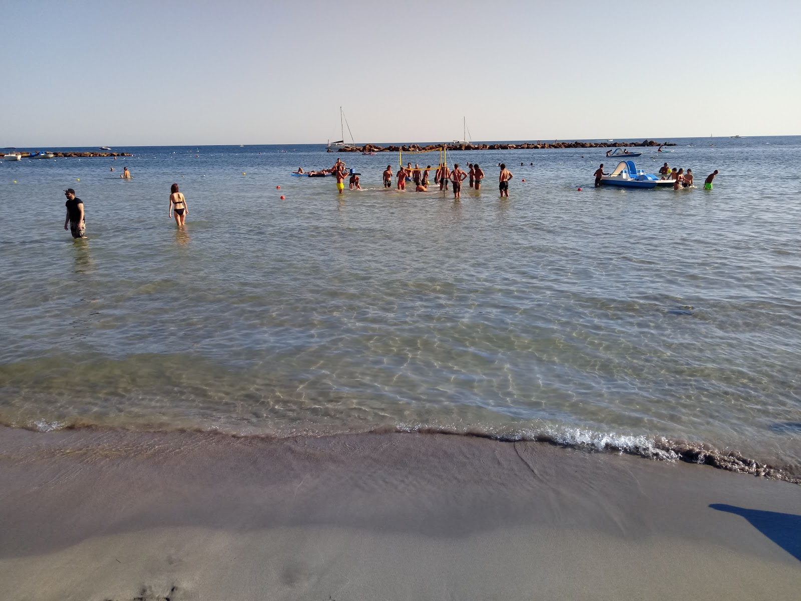 Fotografie cu Santa Marinella beach II cu o suprafață de apa albastra