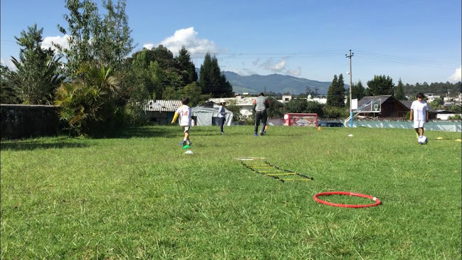 Opiniones de Escuela Formativa La Bordadora | Escuela de fútbol en Sangolquí franquicia de LDU en Sangolqui - Escuela