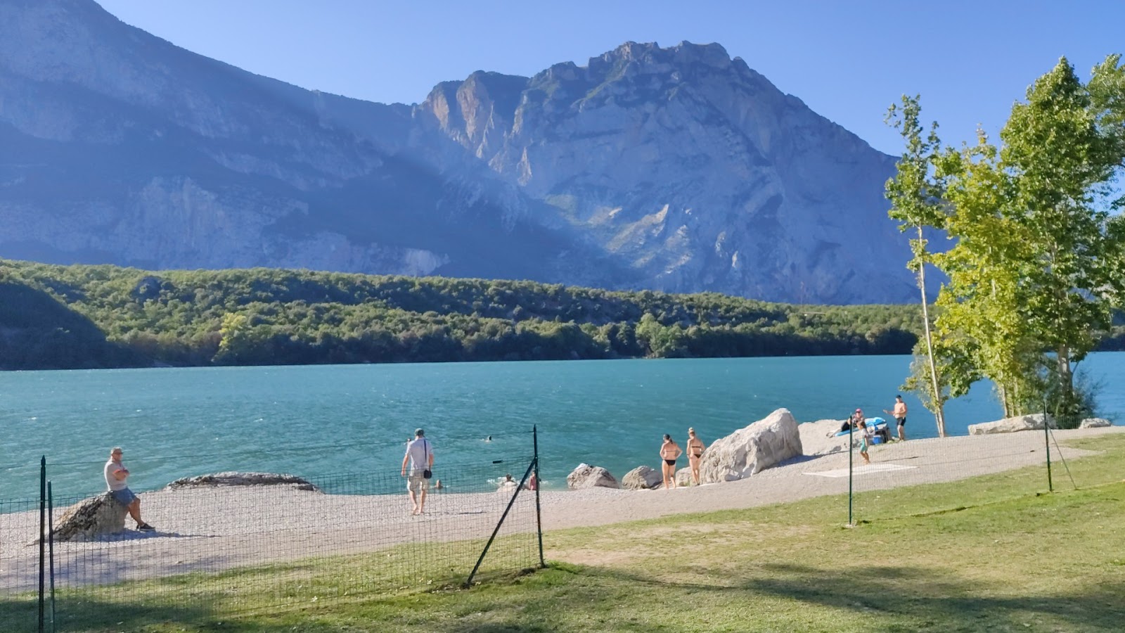 Lido Paradise Lago di Cavedine'in fotoğrafı geniş bir kıyı şeridi ile birlikte