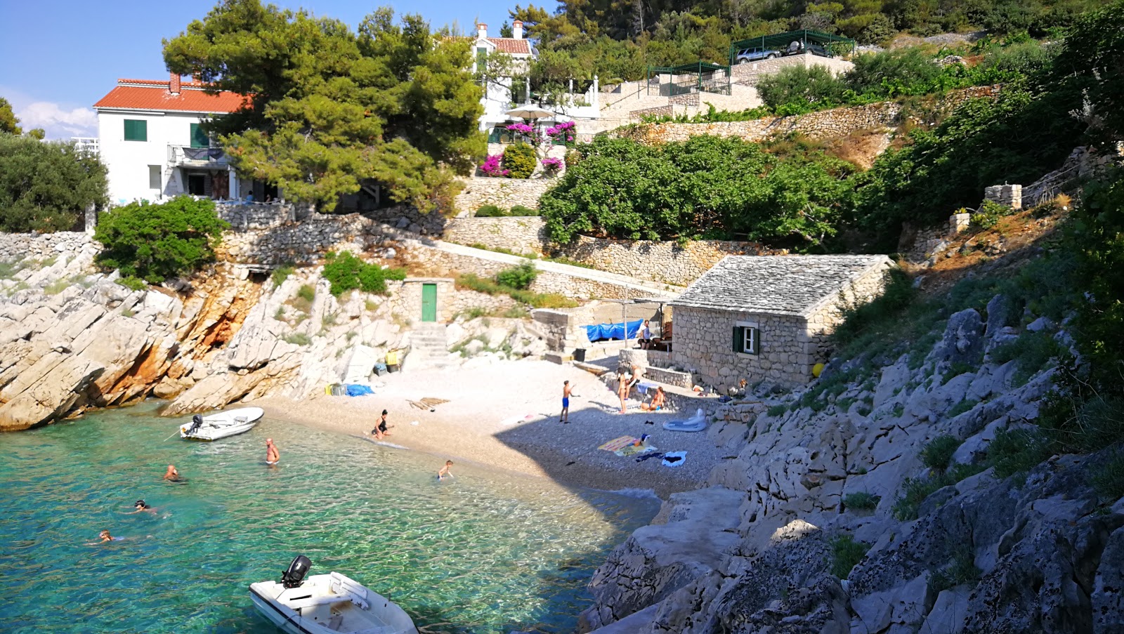 Foto av Pakomina beach omgiven av klippor