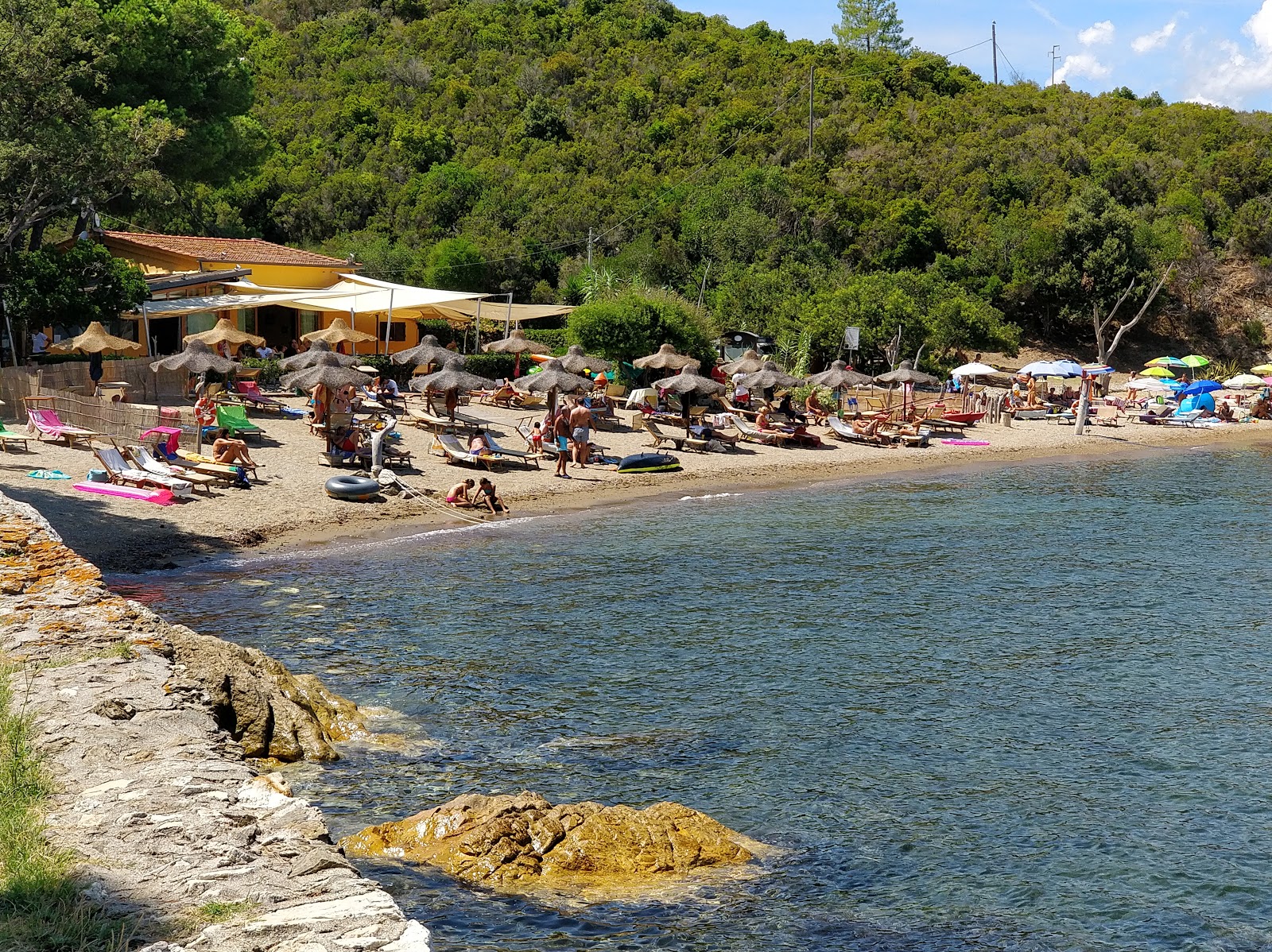 Fotografija Calanova beach z lahki fini kamenček površino