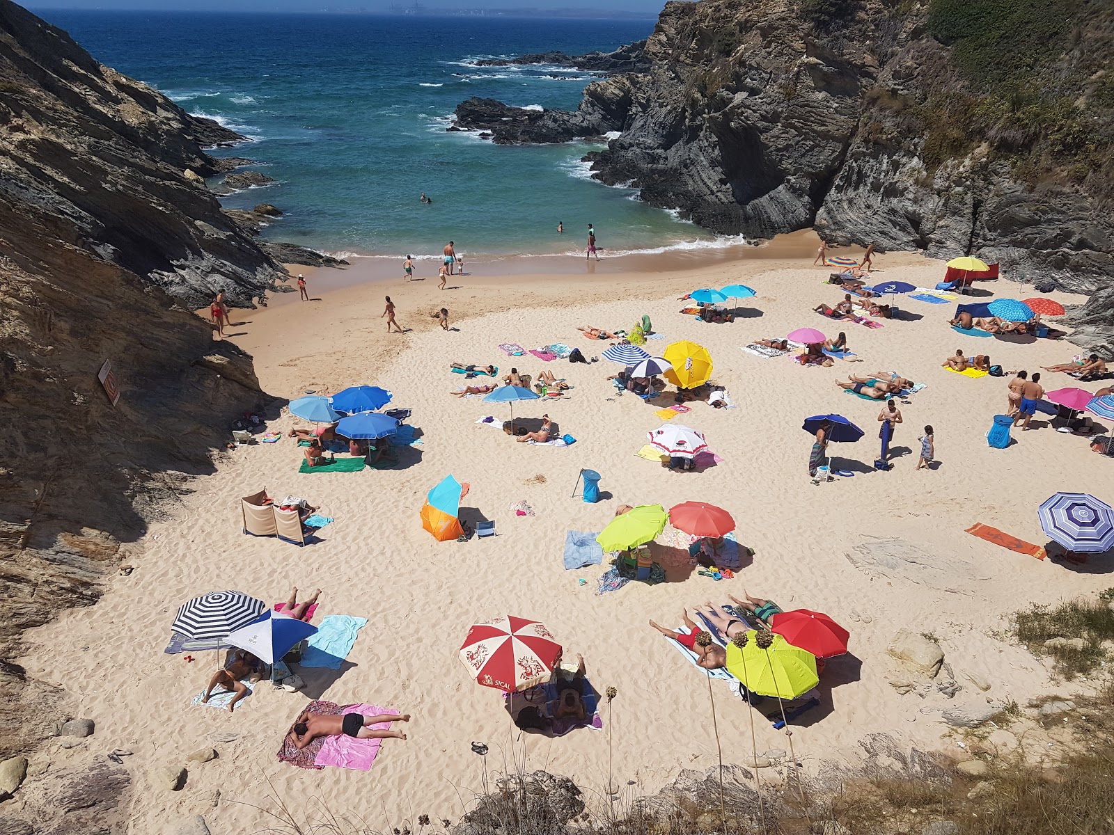 Foto von Praia do Serro da Aguia mit winzige bucht