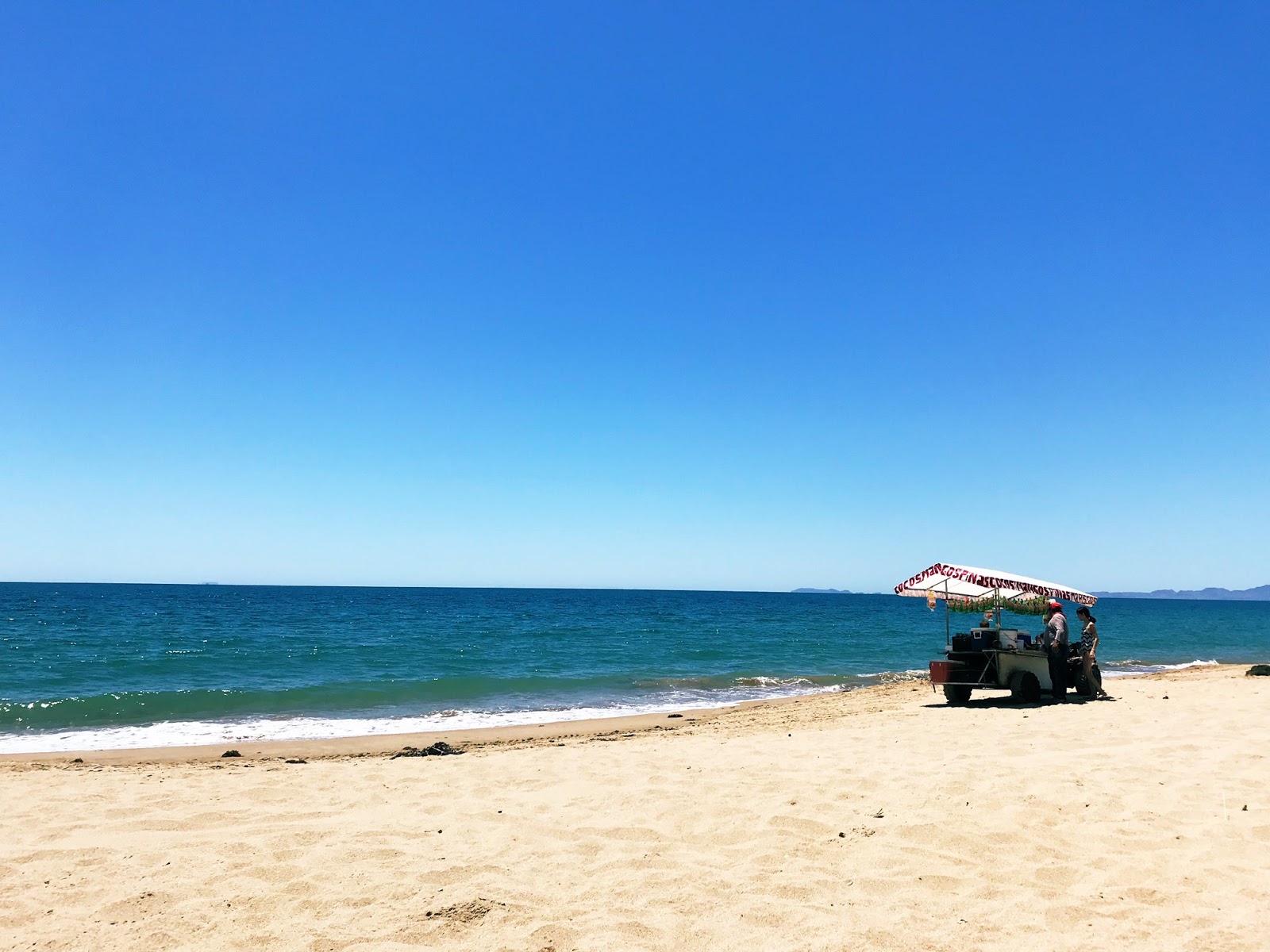 Foto von Playa Chueca mit heller sand Oberfläche