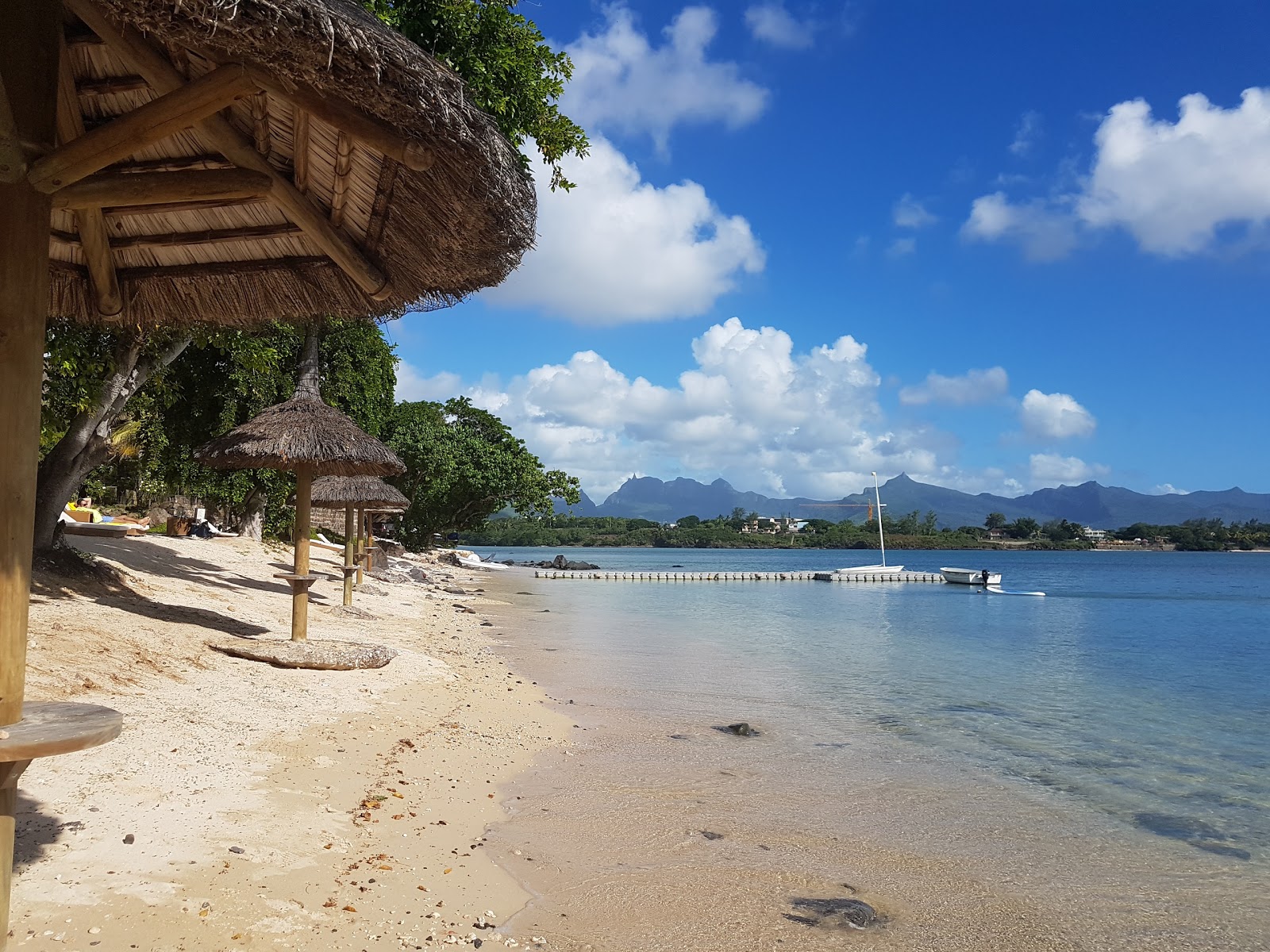 Foto von Angsana Balaclava Mauritius mit beiger sand & kies Oberfläche