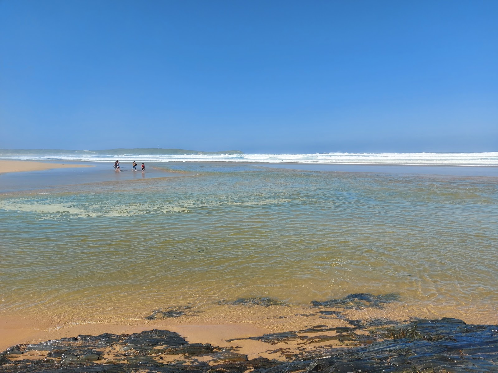 Fotografie cu Playa de la Frouseira înconjurat de munți