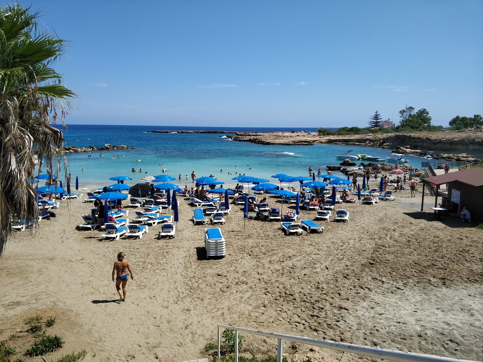 Foto di Spiaggia di Nisia Loumbardi e l'insediamento