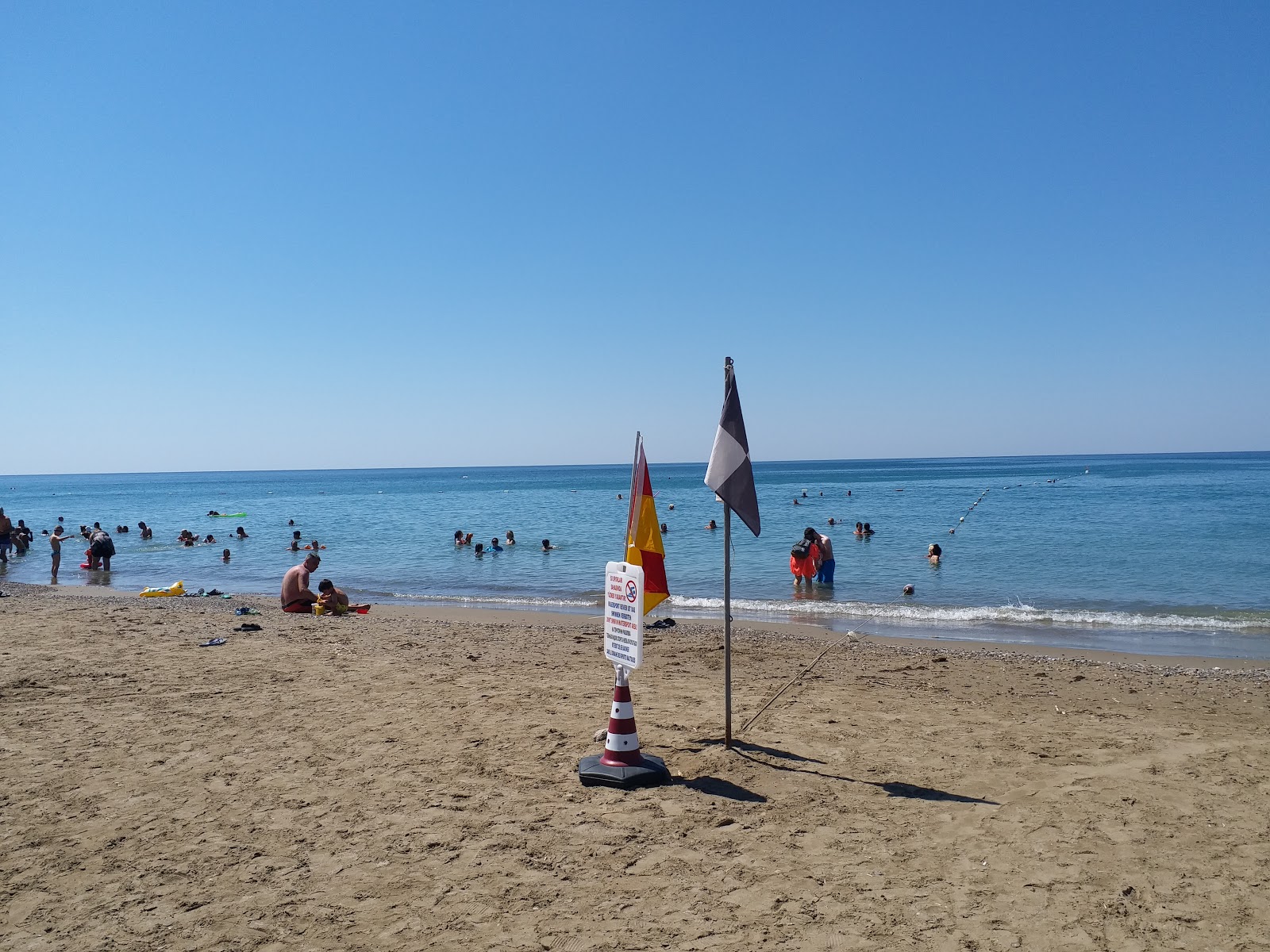 Foto di Belek beach II con una superficie del acqua marrone