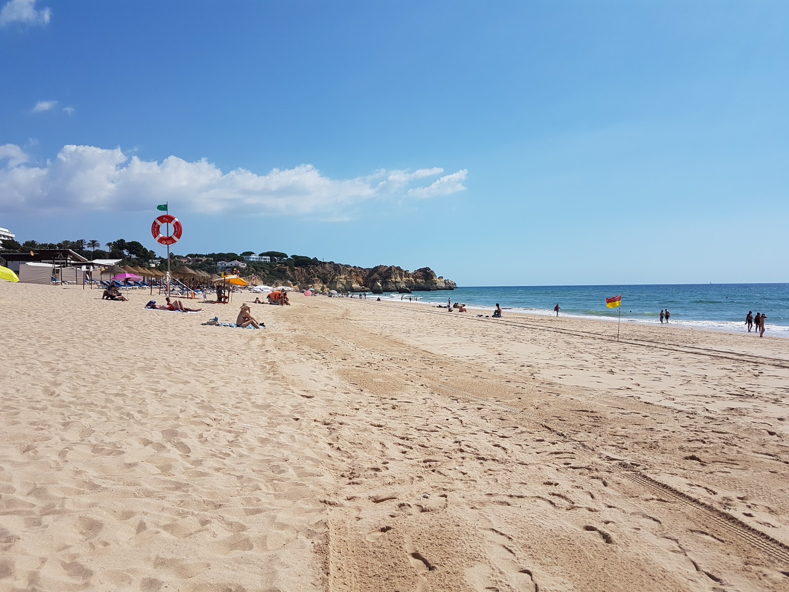 Foto von Praia de Alvor - empfohlen für Familienreisende mit Kindern