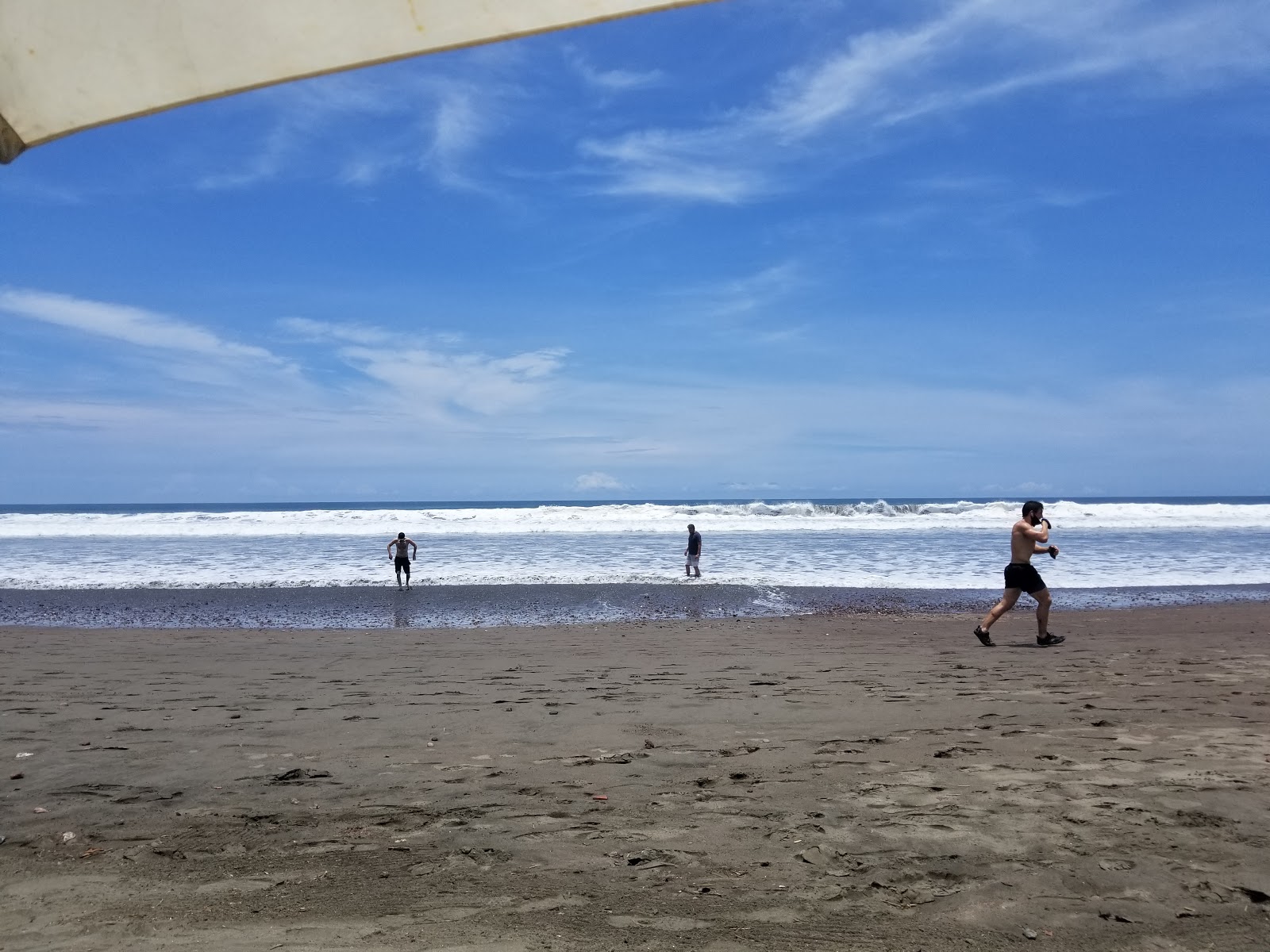 Foto de Playa Jacó con recta y larga