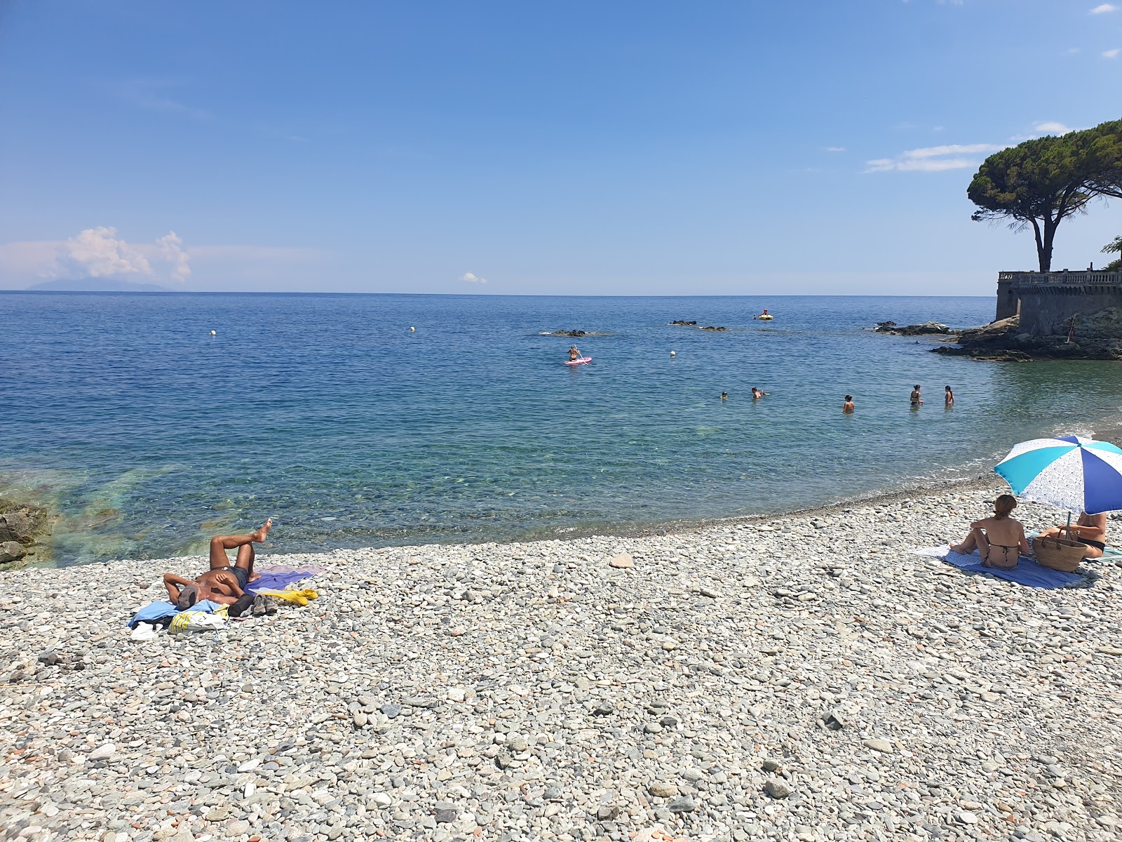Grisgione beach'in fotoğrafı turkuaz saf su yüzey ile
