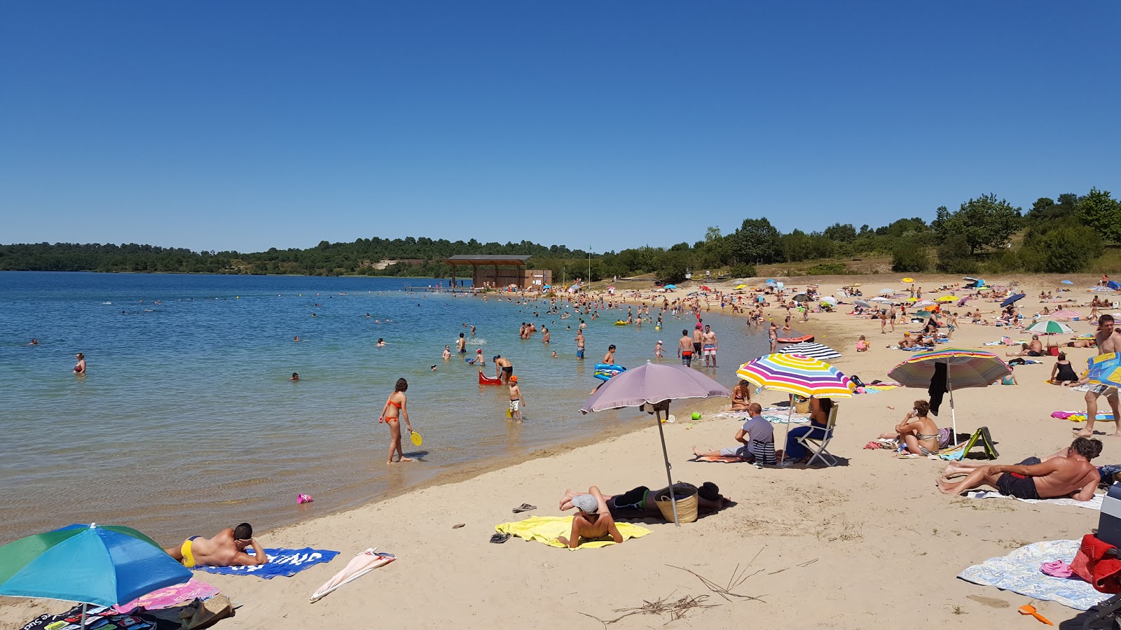 Foto von Plage Arjuzanx mit eine gerade küstenlinie