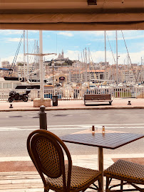 Atmosphère du Restaurant de spécialités à base de poisson-pêcheur Au Doyen à Marseille4:00PM - n°20