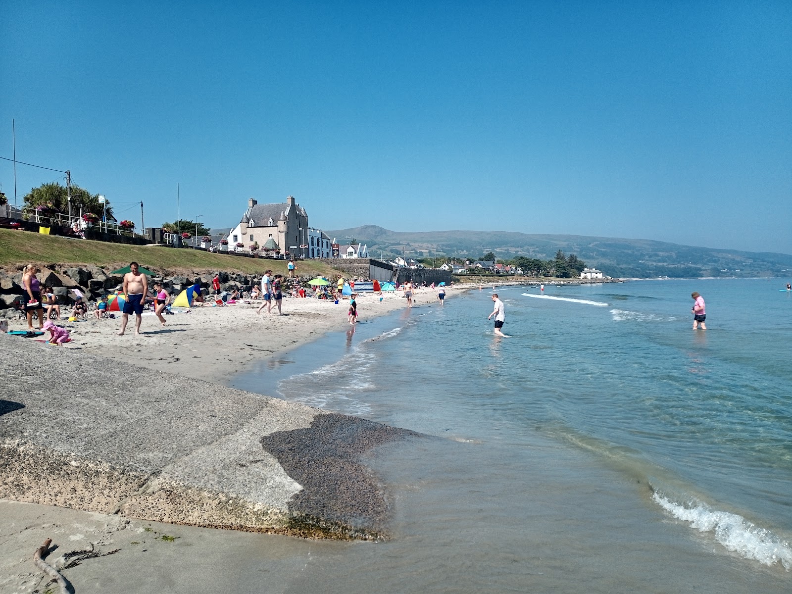 Ballygally Beach'in fotoğrafı geniş bir kıyı şeridi ile birlikte