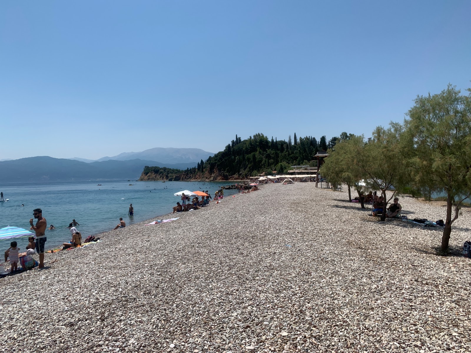 Foto di Blue lake beach con una superficie del piccoli ciottoli grigi