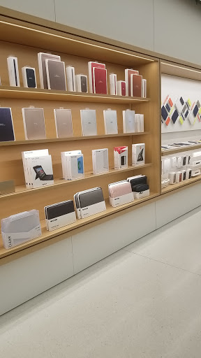 Computer Store «Apple Mayfair», reviews and photos, 2500 N. Mayfair Road, Wauwatosa, WI 53226, USA