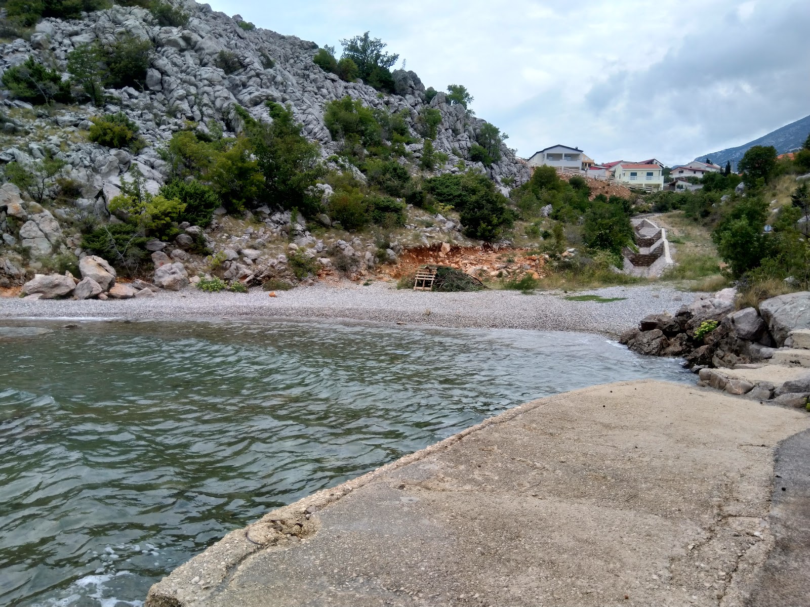 Foto di Ribarica beach sorretto da scogliere