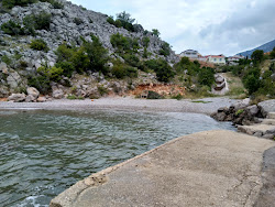 Foto di Ribarica beach sorretto da scogliere
